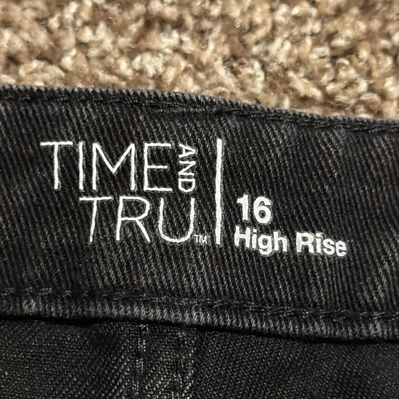 Time and Tru black distressed jean shorts (16) EUC! - Picture 3 of 10